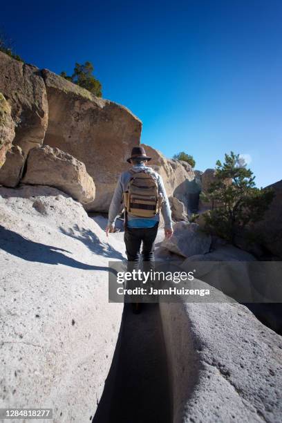 wandelaar bij tsankawi trail, bandelier national monument, nm - bandelier national monument stockfoto's en -beelden