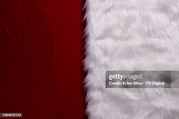 background divided into wet velvet and furry fabric reminiscent of a christmas atmosphere - kunstpelz stock-fotos und bilder