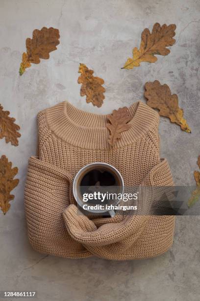 herbstkomposition. tasse kaffee, pullover und herbstblätter auf steinhintergrund. flachlag mit kopierraum - flatdesign stock-fotos und bilder