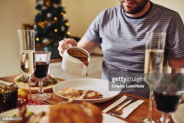 gravy porta qualsiasi pasto al livello successivo - sugo di carne foto e immagini stock