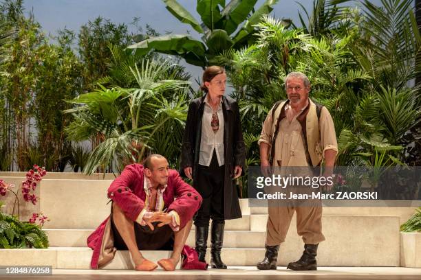 Aline Le Berre , Stanislas Sauphanor et Rémi Roubakha lors de l'interprétation de la pièce "Le Triomphe de l'amour" , comédie en trois actes et en...