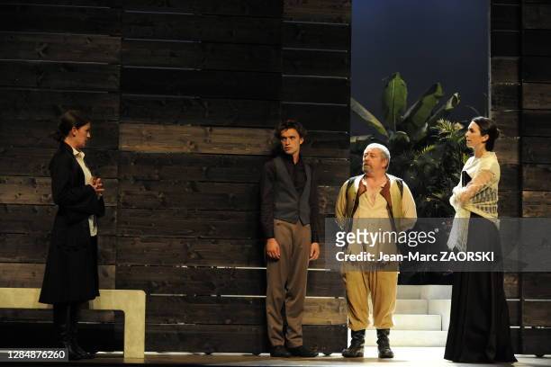 Aline Le Berre , Julien Allouf , Rémi Roubakha et Maud Le Grévellec lors de l'interprétation de la pièce "Le Triomphe de l'amour" , comédie en trois...