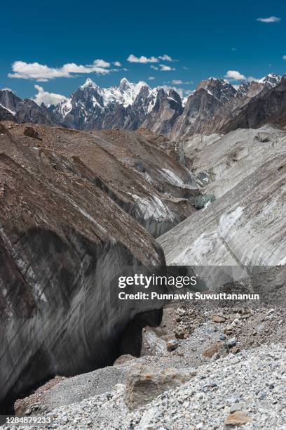 baltoro glacier in front of paiju mountain peak in karakoram mountains range, k2 trekking route in north pakistan - moräne stock-fotos und bilder