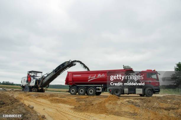 milling machine in action - milling cutter stock pictures, royalty-free photos & images