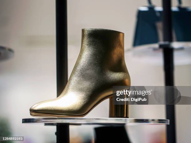 gold colored ankle boot - zapato de cuero fotografías e imágenes de stock