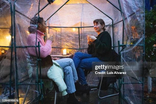 friends meeting at cafe with covid-19 safe tents - berlin cafe fotografías e imágenes de stock