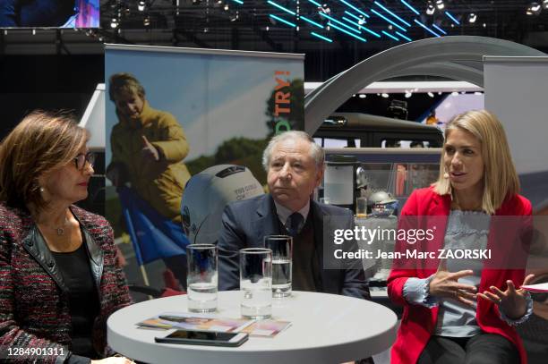 La pilote de rallye française Michèle Mouton à gauche, le président de la Fédération internationale de l'automobile Jean Todt et l'animatrice de...