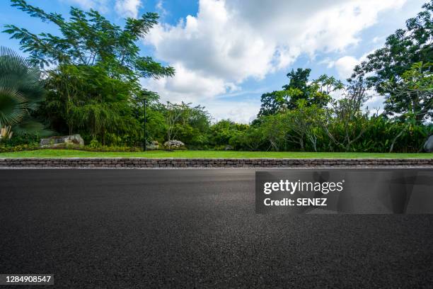 empty parking lot - roadside photos et images de collection