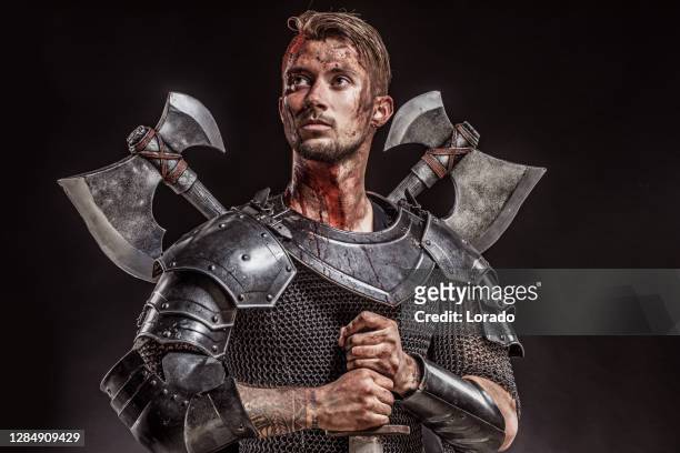 鎧の若い黒騎士の王子の肖像画 - 勇者 ストックフォトと画像