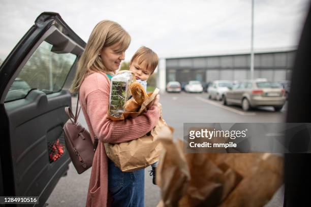 multitasking mamma - baby carrier outside bildbanksfoton och bilder
