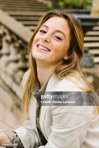 portrait of an smiling freckled woman looking at camera - colección otoño invierno 個照片及圖片檔