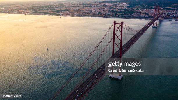 puente del 25 de abril al atardecer, almada, región de lisboa, portugal - puente 25 de abril fotografías e imágenes de stock
