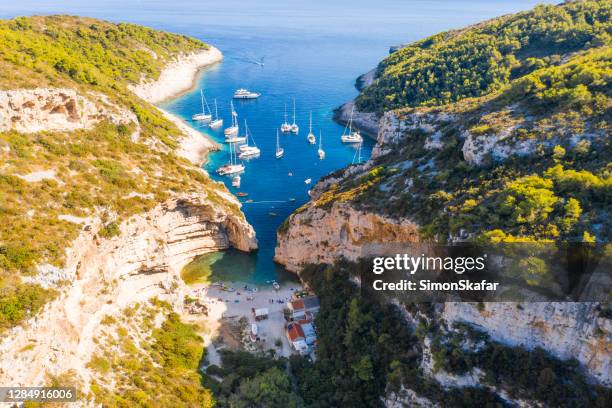 aerial view of landscape with coastline with cliffs and boats in sea - vis croatia stock pictures, royalty-free photos & images