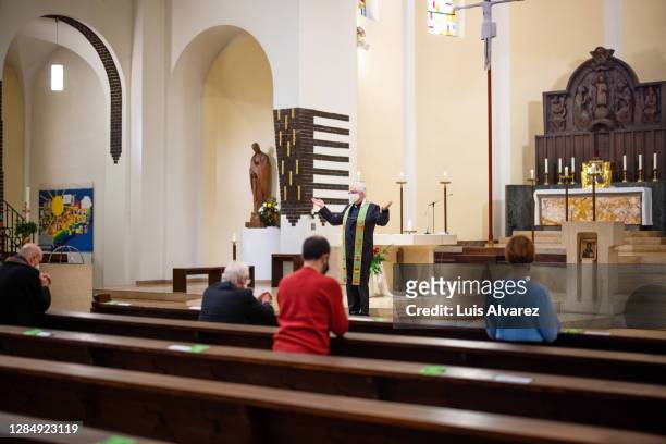 church preacher conducting a ceremony during pandemic - congregation stock-fotos und bilder