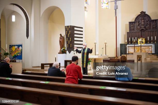 church preacher conducting a ceremony during pandemic - religious mass photos et images de collection