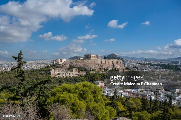 athens cityscape with view of acropolis and parthenon from filopappou hil, athens, greece - malcolm hill fotografías e imágenes de stock