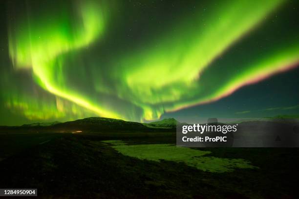 the beautiful northern lights at night around the island of iceland. - akureyri iceland stock-fotos und bilder