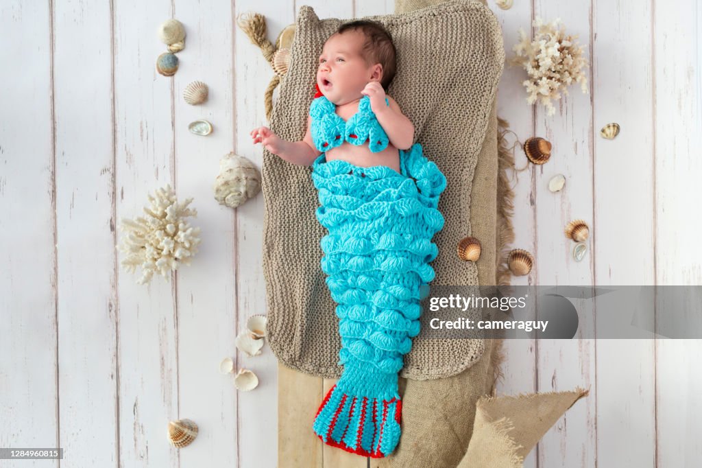 Niña Recién Nacida Con Vestidos De Sirena Sesión De Fotos De Bebé Recién  Nacido Niña Recién Nacida Foto de stock - Getty Images