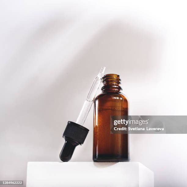 serum glass bottle with pipette on grey background. - 血清樣本 個照片及圖片檔