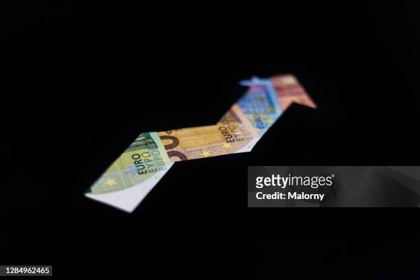 ascending arrow made out of euro banknotes. symbolizing inflation, deflation, economic growth, earnings, wages, income, tax, pensions or interest rates - inflation euro stockfoto's en -beelden
