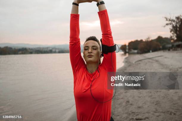 stretching-übung - damen leichtathletikdisziplin stock-fotos und bilder