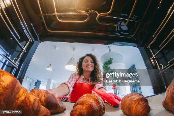 heta croissanter - ugn bildbanksfoton och bilder