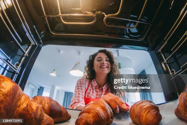 heiße croissants - kuchenboden stock-fotos und bilder
