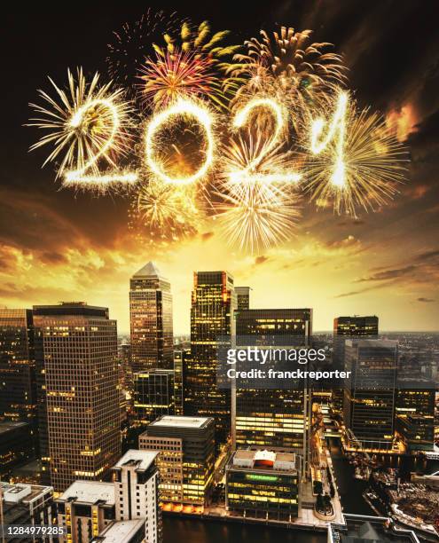 2021 fireworks in london canary wharf - january 2021 stock pictures, royalty-free photos & images