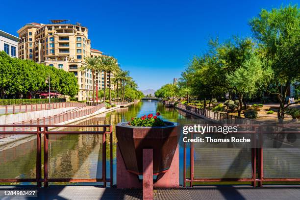 the arizona canal in scottsdale - scottsdale arizona fotografías e imágenes de stock