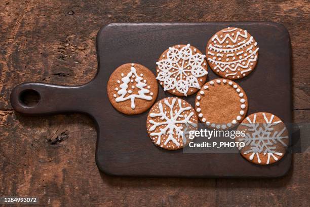 christmas gingerbread, christmas biscuits with icing - gingerbread biscuit stock pictures, royalty-free photos & images