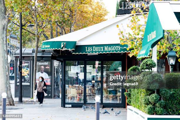 parijs: het beroemde café les deux magots - brasserie stockfoto's en -beelden