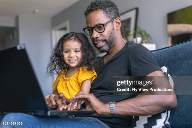 papa en kleuterleeftijdsdochter die aan laptopcomputer samen werken - onschuld stockfoto's en -beelden