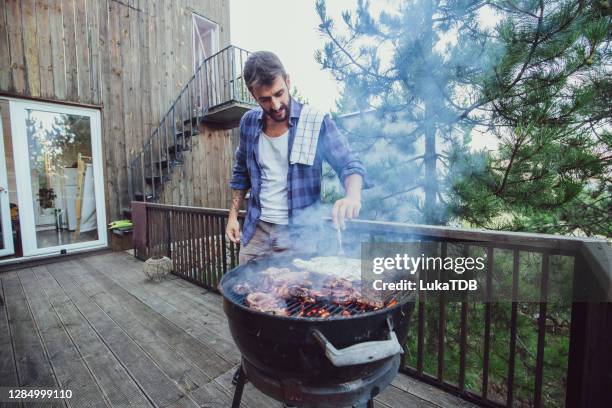 es ist bbq-zeit - grillen balkon stock-fotos und bilder