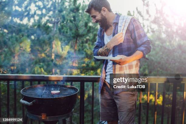 chillen und grillen - grillen balkon stock-fotos und bilder