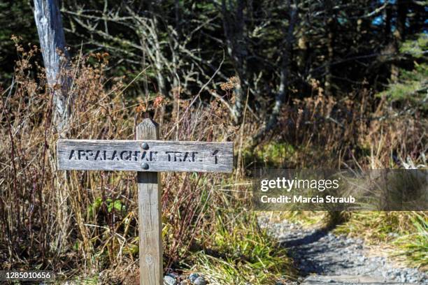 sign to the appalachian trail in tennessee - appalachian trail fotografías e imágenes de stock