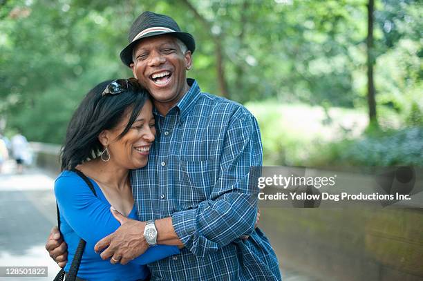 senior black couple hugging and laughing - age of extinction new york premiere stockfoto's en -beelden