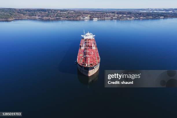 verankerter öltanker - oil tanker stock-fotos und bilder