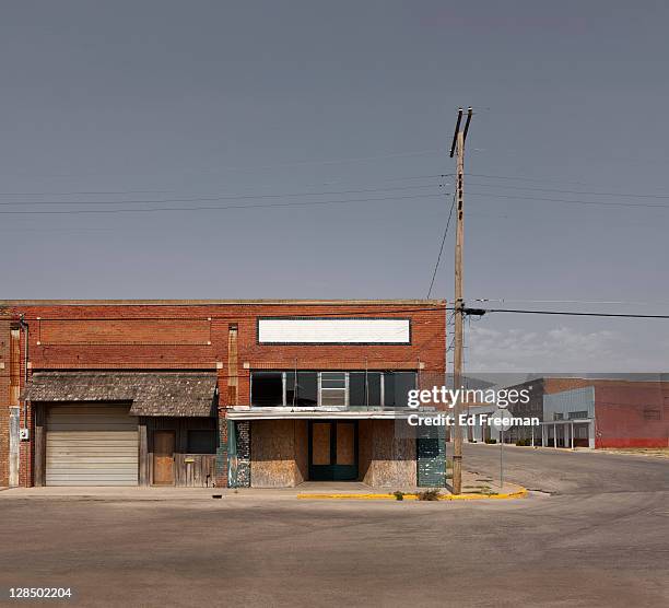 small country town street scene - abandoned store stockfoto's en -beelden