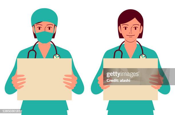 schöne junge ärztin (krankenschwester, gesundheitshelferin) mit stethoskop und gesichtsmaske und chirurgischer kappe, die ein leeres schild hält - chirurgenkappe stock-grafiken, -clipart, -cartoons und -symbole
