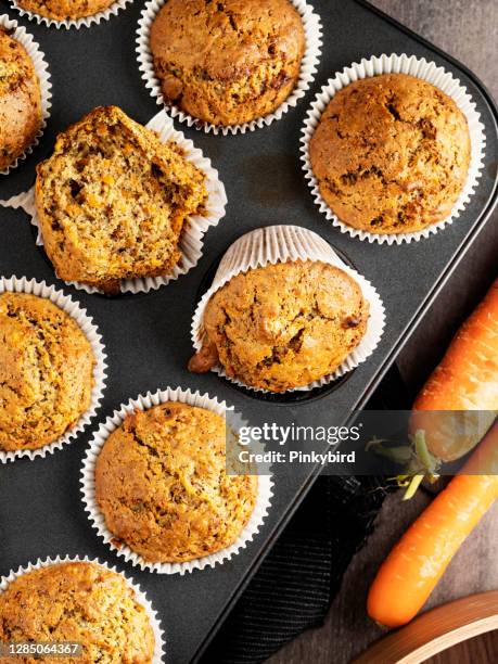 zelfgemaakte worteltaart, zelfgemaakte wortel cupcakes, cupcakes met schimmel, - muffin stockfoto's en -beelden