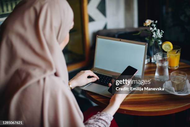 muslim businesswoman working from home - abbigliamento religioso foto e immagini stock