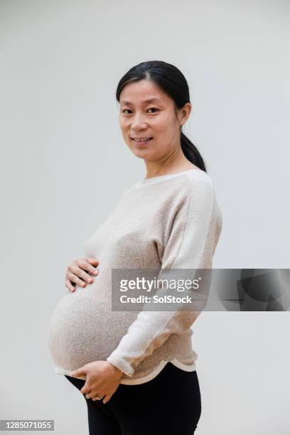 mère enceinte - asian pregnant woman white background photos et images de collection