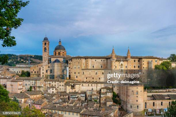 panoramablick auf die stadt urbino, marken, italien - region marken stock-fotos und bilder