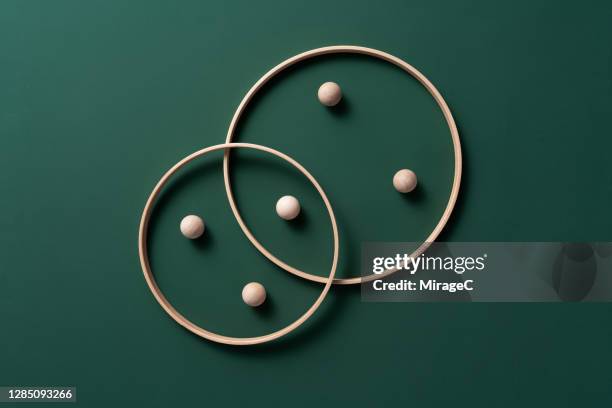 crossing rings with spheres - membership community business stockfoto's en -beelden