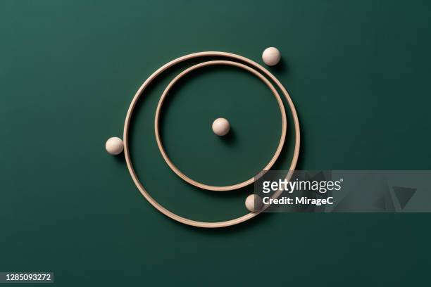 spheres orbiting rings - posicionamiento fotografías e imágenes de stock
