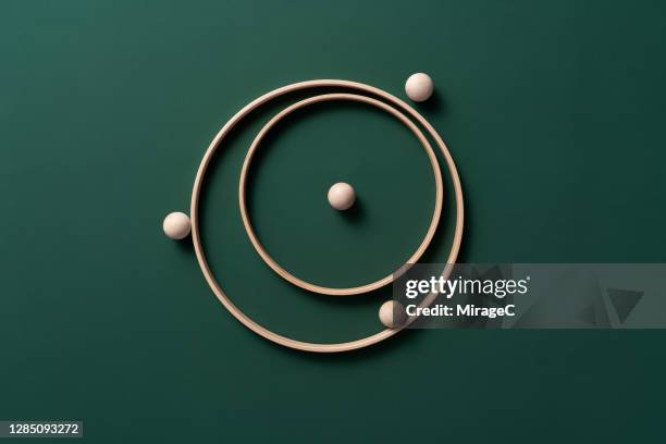 spheres orbiting rings - 位於中心 個照片及圖片檔