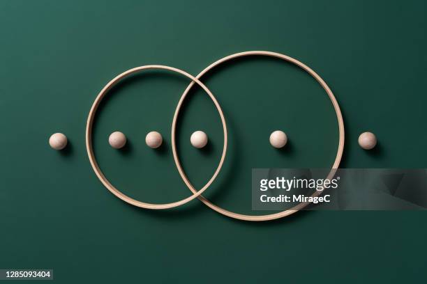 crossing rings with spheres - relazione simbiotica foto e immagini stock
