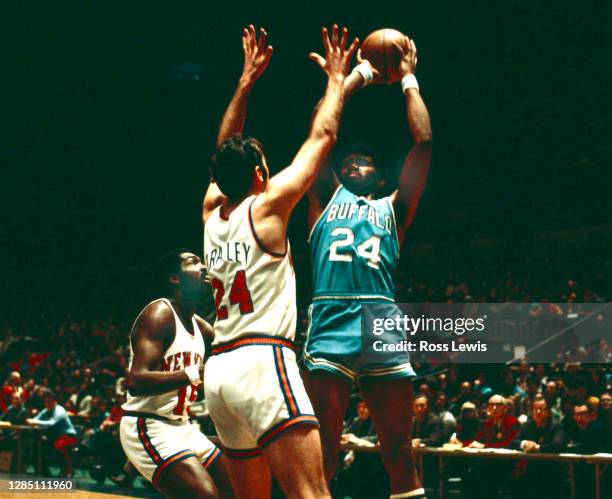 Sports Illustrated Magazine – April 28, 1975, Featuring Gar Heard Of The Buffalo Braves
