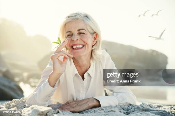 portret van modieuze hogere vrouw, nr aan het roken - quit smoking stockfoto's en -beelden