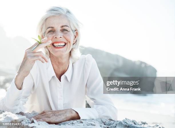 porträt der modischen seniorin, nein zum rauchen - quit smoking stock-fotos und bilder